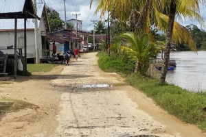 Banjir Surut: Warga Ngabang Bersih-bersih Rumah, Pengungsi di Surau Kembali ke Kediaman