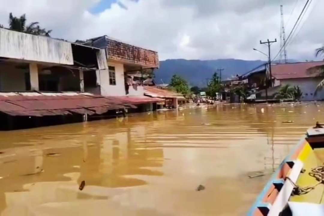 Banjir di Serimbu Landak Sempat Rendam Rumah Hingga Nyaris Setinggi Atap