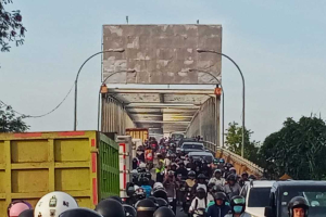 Buntut Truk Mogok di Jembatan Kapuas 2: Pemotor Ambil Jalur Lawan Arah, Lalu Lintas Gridlock