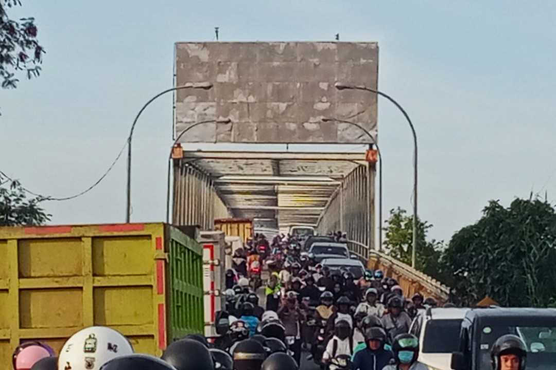 Buntut Truk Mogok di Jembatan Kapuas 2: Pemotor Ambil Jalur Lawan Arah, Lalu Lintas Gridlock