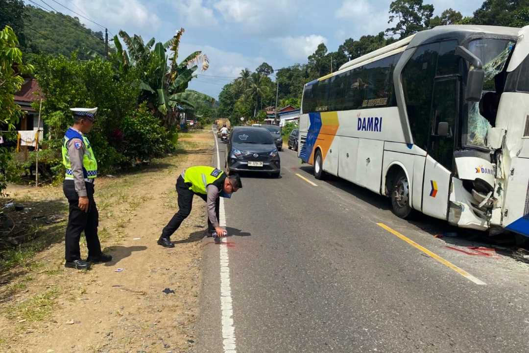 Truk Melebar ke Jalur Lawan Hantam Dua Bus Damri, Sopir Truk Tewas dalam Tabrakan Maut di Tayan Hilir
