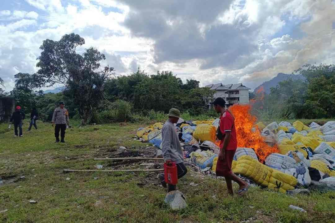 Jaga Perbatasan dari Barang Ilegal, 500 Bale Pakaian Bekas Senilai Miliaran Rupiah Dimusnahkan di Entikong