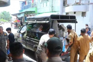 Bandel Jualan di Badan Jalan, Satpol PP Angkut Sisa Lapak Pedagang di Pasar Rakyat Tungkul