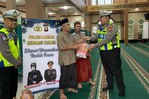 Bulan Berkah, Satlantas Polres Landak Bagikan Takjil di Depan Masjid At-Taqwa Ngabang