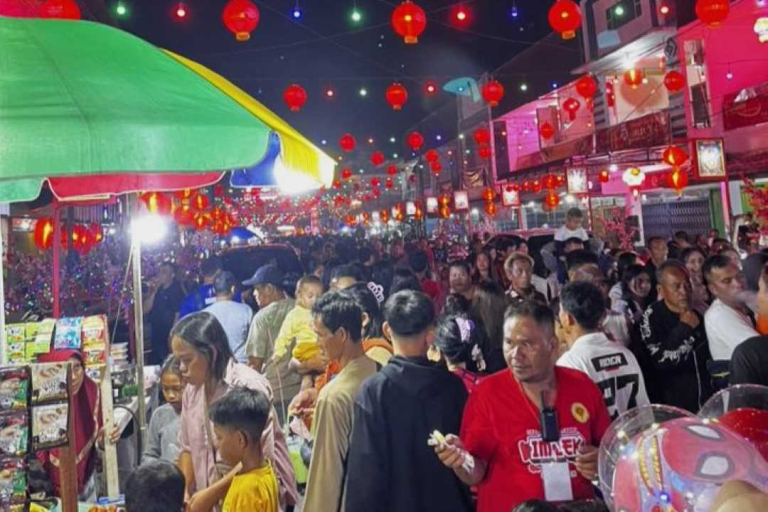 Ngabang Lautan Manusia! Barongsai dan Kembang Api Meriahkan Malam Imlek 2026 di Klenteng Hati Murni
