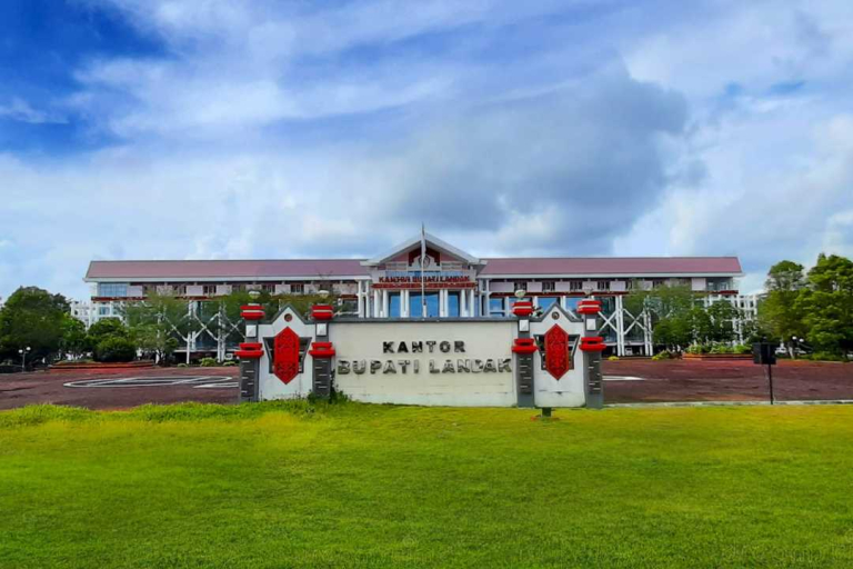 Terbanyak se-Kalbar! Pemkab Landak Raih Penghargaan Usai Rampungkan 92 Produk Hukum dalam Setahun