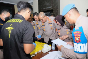 Bersih-Bersih Internal, Pucuk Pimpinan Polda Kalbar hingga Kapolres Jalani Tes Urine Mendadak di Mapolda