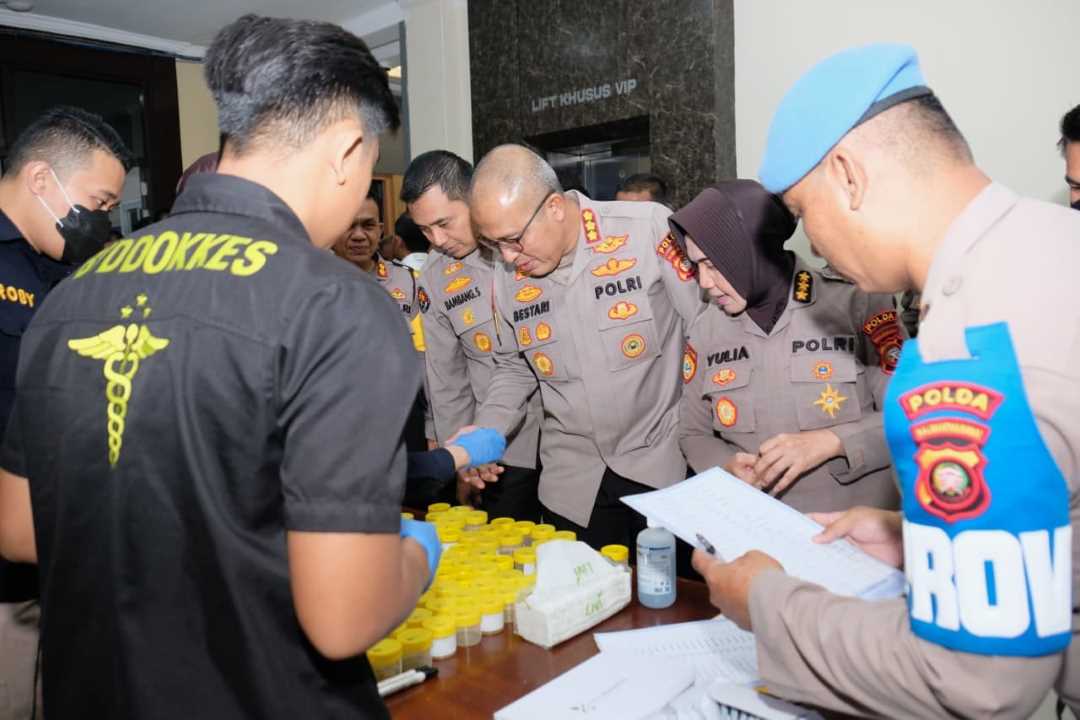 Bersih-Bersih Internal, Pucuk Pimpinan Polda Kalbar hingga Kapolres Jalani Tes Urine Mendadak di Mapolda
